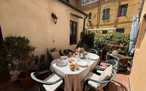 Casina Bella Di Lucca: Mobilia, Tavolo, Sedia, Vaso Di Fiori, Cucina & Sala Da Pranzo Tavolo, Tavolo Esterno, Pianta Della Casa, Mobili Da Esterno, Tavolino Da Caffè, Sala Da Pranzo