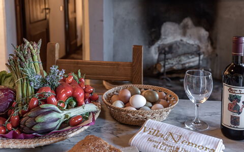 Terrazza e Libreria: Cibo, Tavola, Tavolo, Piatto, Dishware, Bottiglia, Ingrediente, Stemware, Serveware, Tovaglia