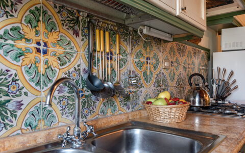 Terrazza e Libreria: Lavandino Della Cucina, Lavello, Rubinetto, Proprietà, Controsoffitto, Idraulico Fixture, Legna, Interior Design, Architettura, Cucina