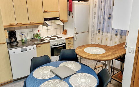 Ruka-Ihtinki 4 a 3: Mobilia, Pavimentazione, Legna, Pavimento, Interior Design, Cucina, Apparecchio Major, Elettrodomestico Da Cucina, Camera, Illuminazione
