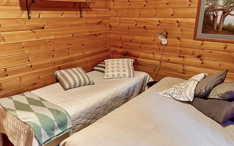 Ruka-Ihtinki 4 a 3: Legna, Interior Design, Pavimento, Pavimentazione, Mobilia, Soffitto, Camera, Camera Da Letto, Illuminazione, Letto