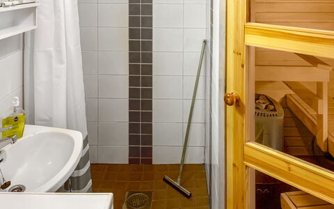 Ruka-Ihtinki 4 a 3: Pavimentazione, Pavimento, Parete, Idraulico Fixture, Legna, Bagno, Interior Design, Camera, Idraulico, Doccia