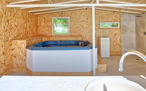 Villa Emanuele - Costarainera: Proprietà, Camera, Vasca Idromassaggio, Costruzione, Casa, Interior Design, Vasca Da Bagno, Immobiliare, Casa, Bagno