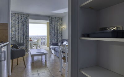 Les Rivages de Coudoulière 100.19: Mobilia, Proprietà, Comfort, Costruzione, Azzurro, Tenda, Interior Design, Telaio Del Letto, Soggiorno