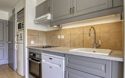 Les Rivages de Coudoulière 100.2: Cabinetry, Costruzione, Controsoffitto, Lavandino Della Cucina, Proprietà, Lavello, Mobilia, Rubinetto, Cucina, Cucina Stufa