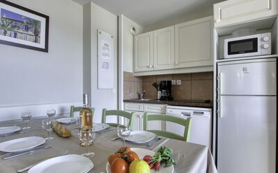 Les Rivages de Coudoulière 100.31: Tavola, Cabinetry, Controsoffitto, Proprietà, Dishware, Cornice, Tavolo, Cucina, Rubinetto, Cucina Stufa