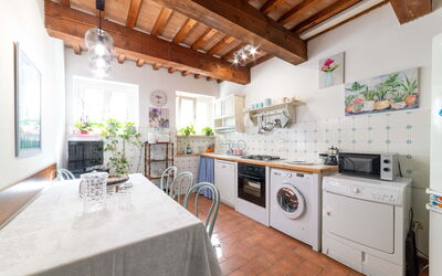 Amaca: Mobilia, Cabinetry, Tavolo, Controsoffitto, Elettrodomestico Da Cucina, Cucina Stufa, Legna, Interior Design, Cucina, Pavimentazione