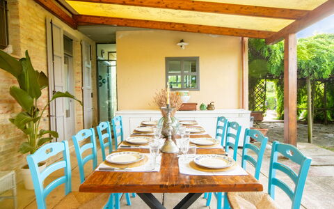 La Villa Di Ostra: Mobilia, Interior Design, Sedia, Tavolo, Legna, Cucina & Sala Da Pranzo Tavolo, Sala Da Pranzo, Pavimentazione, Soffitto, Pavimento
