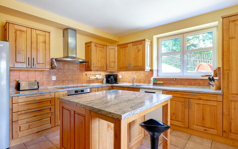 Albrechtice: Controsoffitto, Cabinetry, Lavandino Della Cucina, Mobilia, Rubinetto, Lavello, Finestra, Cucina, Cassetto, Legna