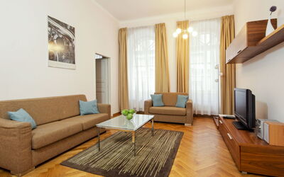 Praha 1 70: Camera, Mobilia, Proprietà, Interior Design, Pavimento, Pavimento In Legno, Soggiorno, Costruzione, Latifoglie, Soffitto