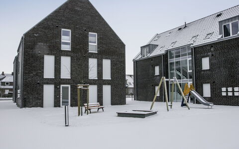Ankerplatz: Cielo, Costruzione, Proprietà, Finestra, Neve, Architettura, Casa, Urban Design, Porta, Quartiere