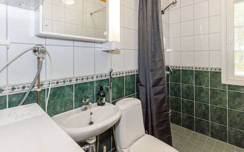 Hatun Huilaus: Pavimentazione, Idraulico Fixture, Pavimento, Lavello, Bagno, Interior Design, Lavandino Del Bagno, Idraulico, Rubinetto, Piastrella