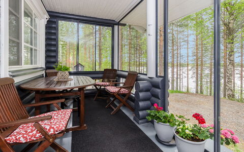 Hatun Huilaus: Mobilia, Interior Design, Sedia, Bicchiere, Mobili Da Esterno, Vaso Di Fiori, Shade, Pianta Della Casa, Latifoglie, Soggiorno