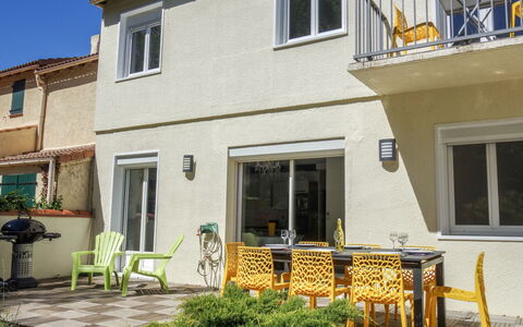 Villa de la Mer: Proprietà, Casa, Casa, Costruzione, Giallo, Immobiliare, Zona Residenziale, Quartiere, Facciata, Architettura