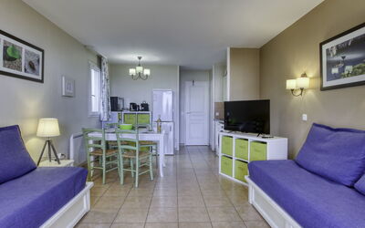 Les Rivages de Coudoulière 101.8: Pavimentazione, Mobilia, Interior Design, Pavimento, Camera, Soffitto, Sedia, Divano, Soggiorno