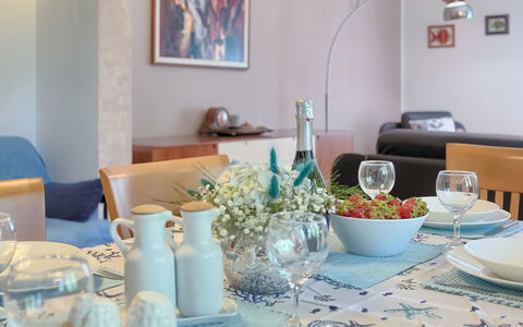 Corina: Blu, Camera, Turchese, Sala Da Pranzo, Interior Design, Tavolo, Proprietà, Mobilia, Soggiorno, Casa