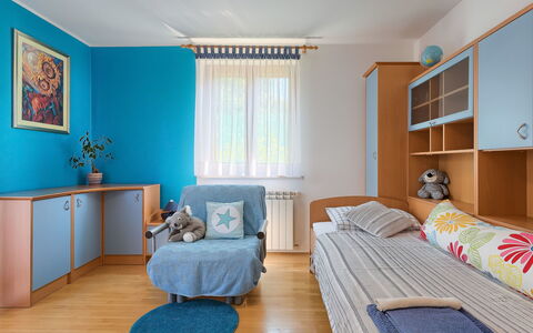 Corina: Mobilia, Camera, Camera Da Letto, Letto, Blu, Proprietà, Interior Design, Lenzuolo, Telaio Del Letto, Turchese