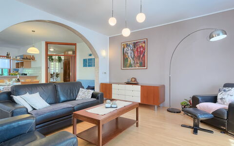 Corina: Mobilia, Tavolo, Divano, Proprietà, Azzurro, Comfort, Divano Letto, Illuminazione, Interior Design, Architettura