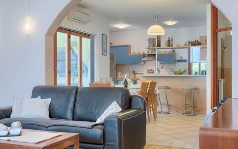 Corina: Tavolo, Mobilia, Divano, Proprietà, Azzurro, Comfort, Interior Design, Legna, Divano Letto, Shade