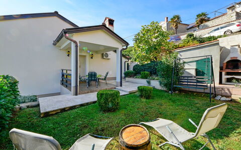 Bruna: Proprietà, Casa, Casa, Immobiliare, Costruzione, Zona Residenziale, Backyard, Estate, Villetta, Cortile