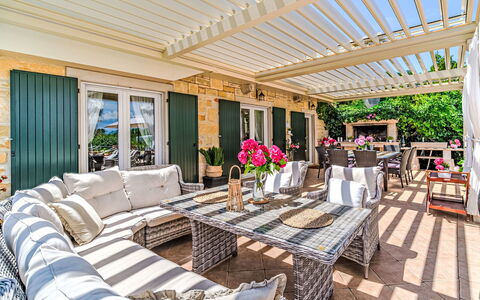 Villa Mutnik: Mobilia, Legna, Mobili Da Esterno, Tavolo, Sedia, Deck, Shade, Tavolo Esterno, Portico, Vaso Di Fiori