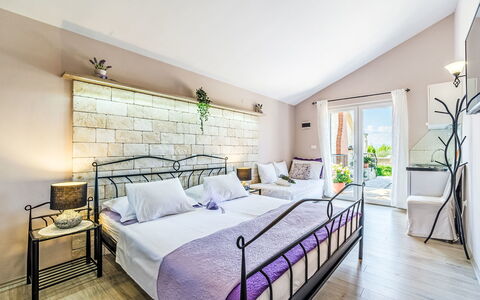 Villa Mutnik: Mobilia, Interior Design, Letto, Pavimentazione, Pavimento, Camera Da Letto, Casa, Appartamento, Cuscino, Ricorrere