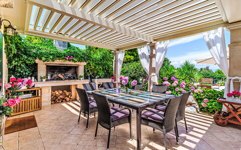 Villa Mutnik: Mobilia, Sedia, Tavolo, Mobili Da Esterno, Giardino, Tavolo Esterno, Ricorrere, Struttura Esterna, Shade, Vaso Di Fiori