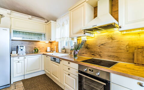 Villa Mutnik: Cucina, Legna, Apparecchio Major, Elettrodomestico Da Cucina, Controsoffitto, Cabinetry, Casa, Pavimentazione, Interior Design, Elettrodomestico