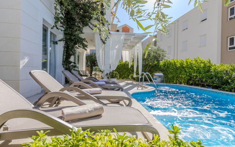 Luka: Pianta, Giorno, Acqua, Azzurro, Costruzione, Finestra, Piscina, Urban Design, Condominio, Albero