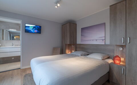 Ganuenta: Mobilia, Cabinetry, Comfort, Costruzione, Legna, Tessile, Illuminazione, Interior Design, Telaio Del Letto, Letto