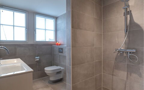 Ganuenta: Idraulico Fixture, Bagno, Soffione Doccia, Costruzione, Finestra, Lavello, Doccia, Pavimento, Pavimentazione