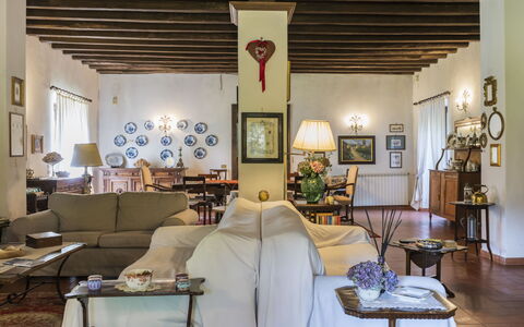Le Querce: Tavolo, Cornice, Mobilia, Illuminazione, Interior Design, Casa, Decorazione, Costruzione, Soggiorno, Lampada