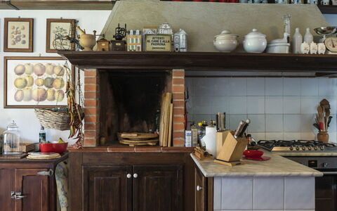 Le Querce: Marrone, Cabinetry, Mobilia, Controsoffitto, Mensola, Legna, Cucina, Costruzione, Illuminazione, Scaffalature
