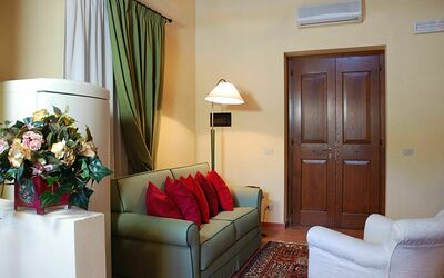 Collodi: Camera, Mobilia, Soggiorno, Interior Design, Proprietà, Divano, Suite, Parete, Casa, Casa