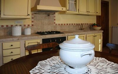 Piero della Francesca: Camera, Controsoffitto, Proprietà, Cucina, Cabinetry, Mobilia, Pavimento, Interior Design, Piastrella, Pavimentazione