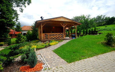 Liptovský Trnovec 20: Pianta, Nube, Cielo, Proprietà, Costruzione, Albero, Paesaggio Naturale, Lotto, Shade, Architettura