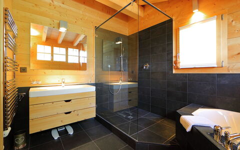 Chalet Maurice: Camera, Bagno, Proprietà, Interior Design, Costruzione, Mobilia, Controsoffitto, Piastrella, Pavimento, Lavello