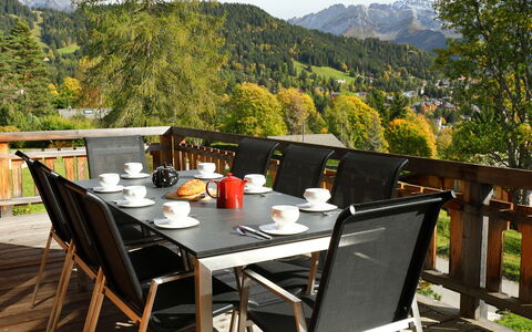Chalet Maurice: Tavolo, Pianta, Cielo, Mobilia, Tavola, Proprietà, Sedia, Albero, Tavolo Esterno, Legna