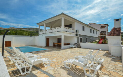 Velebit: Nube, Cielo, Costruzione, Proprietà, Azzurro, Piscina, Casa, Interior Design, Lotto, Condominio
