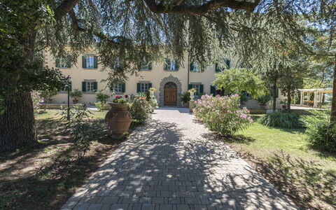 Villa Ivana - Cortona: Proprietà, Casa, Costruzione, Albero, Estate, Immobiliare, Casa, Architettura, Cielo, Zona Residenziale