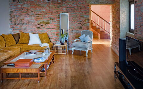 Casa Avoa Dolores: Mobilia, Proprietà, Tavolo, Costruzione, Legna, Divano, Comfort, Interior Design, Pavimentazione, Cornice