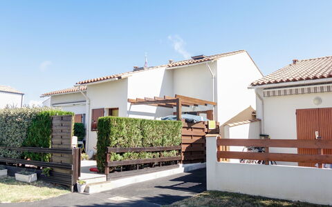 La Coralline: Zona Residenziale, Facciata, Casa, Shade, Estate, Sobborgo, Balcone, Cortile, Passerella, Driveway