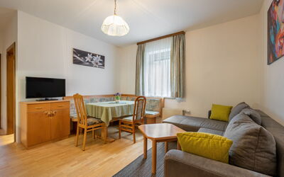 Kitzelberg 50.2: Camera, Mobilia, Proprietà, Interior Design, Soggiorno, Pavimento, Costruzione, Giallo, Latifoglie, Casa