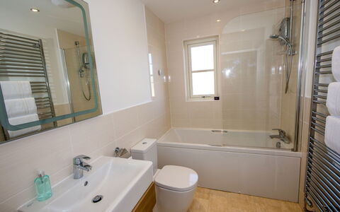 Devonvale Place: Specchio, Idraulico Fixture, Vasca Da Bagno, Rubinetto, Lavello, Proprietà, Bagno, Costruzione, Mobiletto Del Bagno