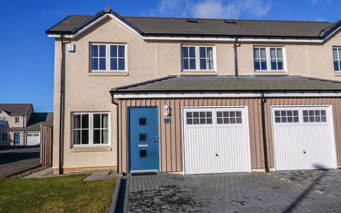 Devonvale Place: Cielo, Costruzione, Finestra, Blu, Porta, Legna, Nube, Casa, Lotto