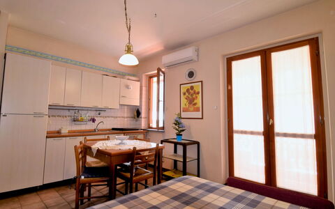 Gondar Studio: Tavolo, Proprietà, Mobilia, Finestra, Sedia, Legna, Interior Design, Pianta Della Casa, Shade