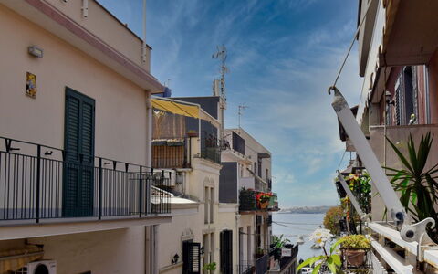 Gondar Studio: Cielo, Nube, Pianta, Costruzione, Finestra, Azzurro, Vaso Di Fiori, Parete, Quartiere, Urban Design