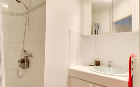 Dinard 188: Specchio, Lavello, Soffione Doccia, Idraulico Fixture, Mobiletto Del Bagno, Lavandino Del Bagno, Rubinetto, Doccia, Bagno