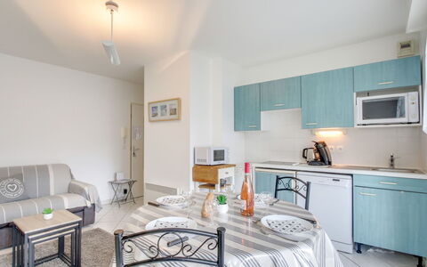 Dinard 188: Cabinetry, Proprietà, Mobilia, Tavolo, Lavello, Controsoffitto, Verde, Azzurro, Sedia, Costruzione