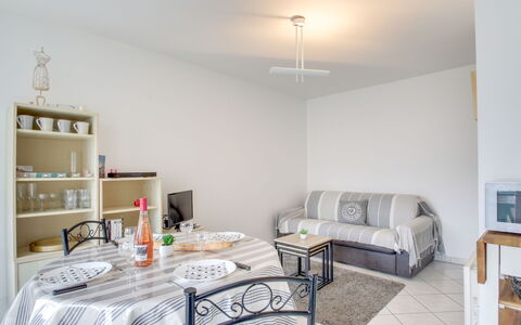 Dinard 188: Camera, Mobilia, Proprietà, Interior Design, Immobiliare, Giallo, Costruzione, Pavimento, Casa, Tavolo